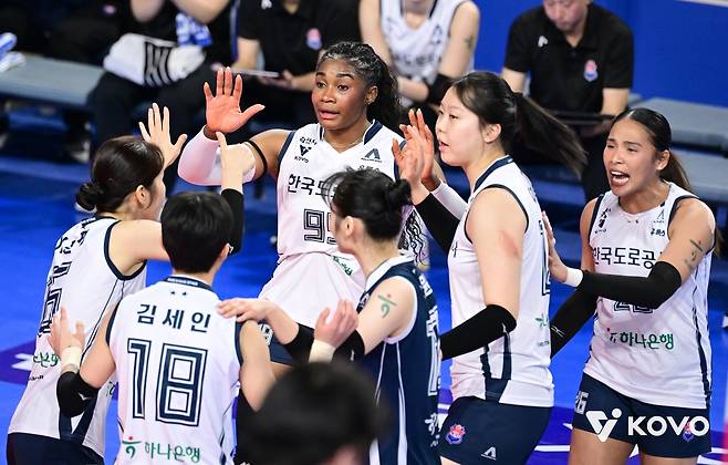 득점 후 하이파이브 하는 한국도로공사 선수들 [한국배구연맹 제공. 재판매 및 DB 금지]