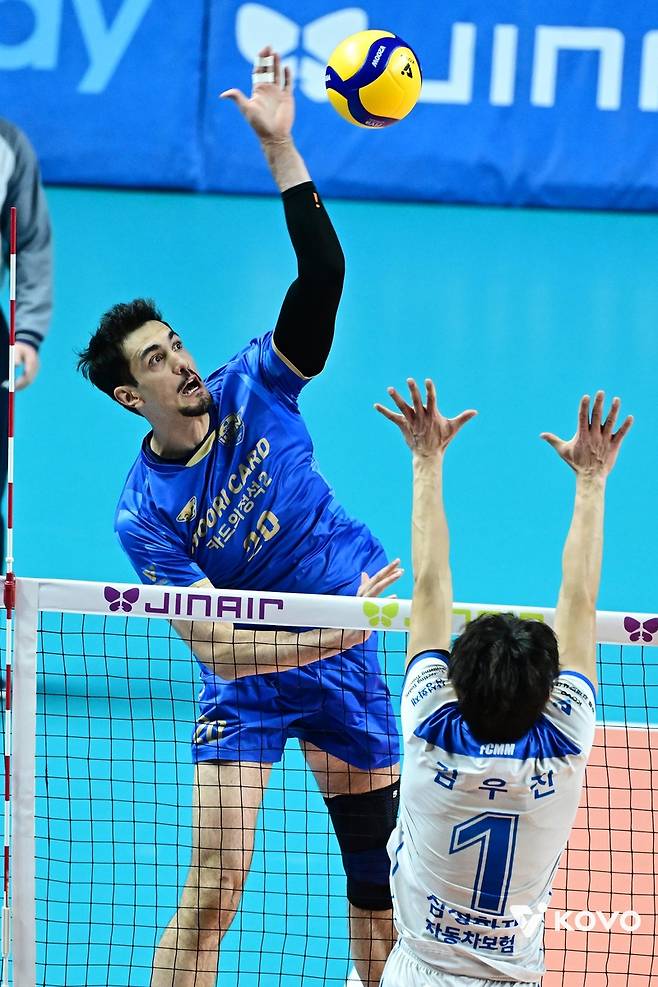 공격하는 우리카드의 아라우조(왼쪽) [한국배구연맹 제공. 재판매.DB 금지]
