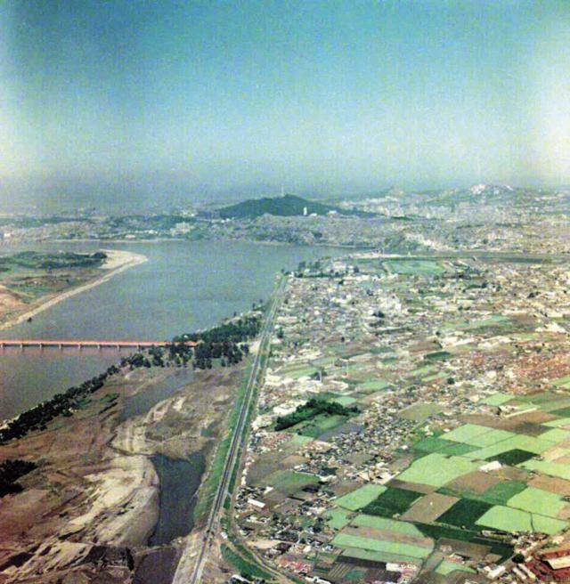 1973년 서울 영동교 부근 성수동 전경. [사진=사진=성수동; 장인, 천 번의 두들김]