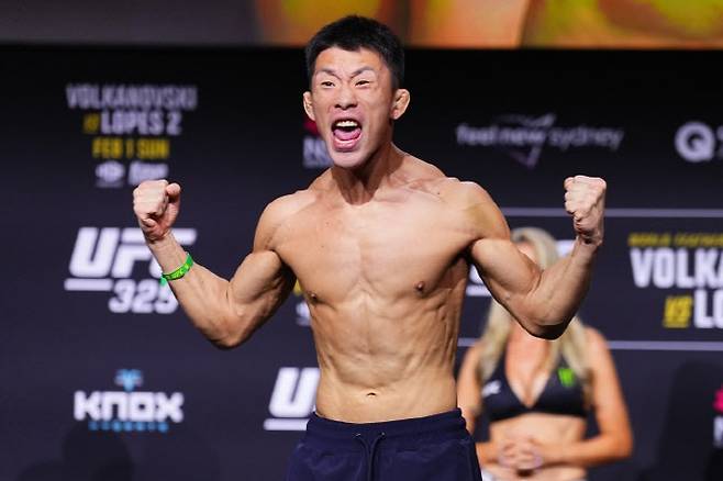 ROAD TO UFC 시즌4 라이트급 결승전에 나서는 김상욱이 계체를 통과한 뒤 포효하고 있다. 사진=UFC