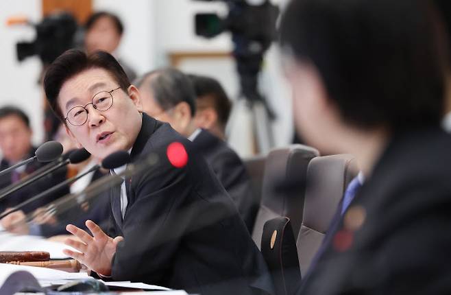 이재명 대통령이 27일 청와대에서 열린 국무회의에서 질문하고 있다. (사진 = 뉴시스)