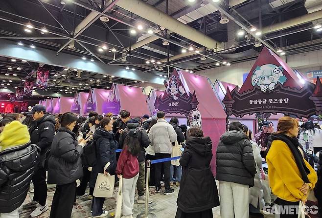 2차 창작 부스도 인산인해다 (사진=최은상 기자)