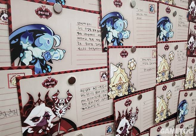 5주년을 맞이한 팬들의 응원 메시지가 벽 한 쪽에 붙어있다 (사진=최은상 기자)