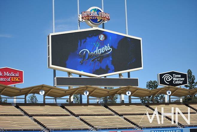 (다저스 홈구장 '다저스타디움' 외야 전광판에 다저스 로고가 보인다)