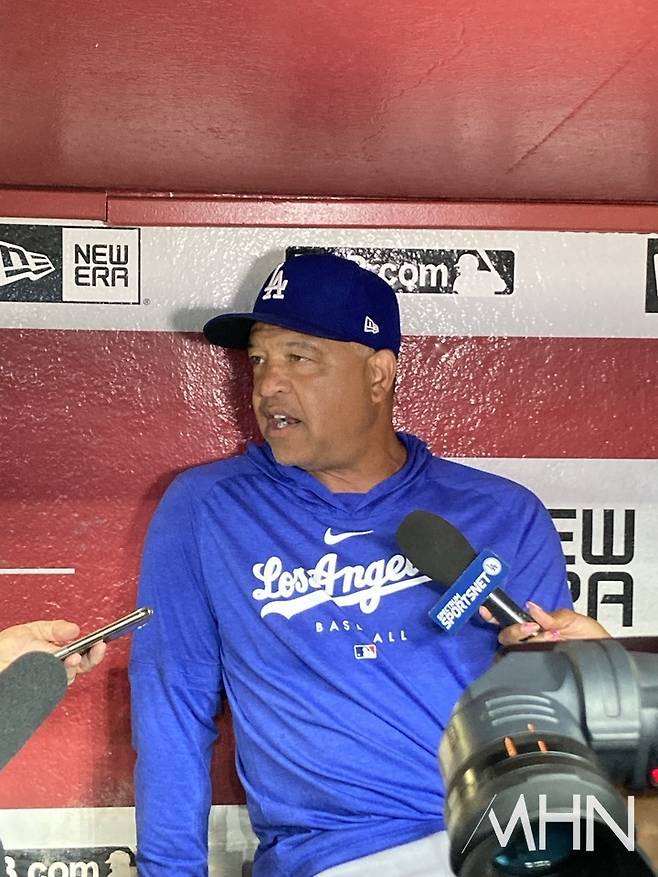 (데이브 로버츠 다저스 감독이 'SportsNet LA'를 포함 다수의 취재진과 경기 전 더그아웃 인터뷰를 하고 있다. 다저스는 스포츠넷을 통한 독점중계로 인해 막대한 수익을 올리고 있는 것으로 알려졌다)