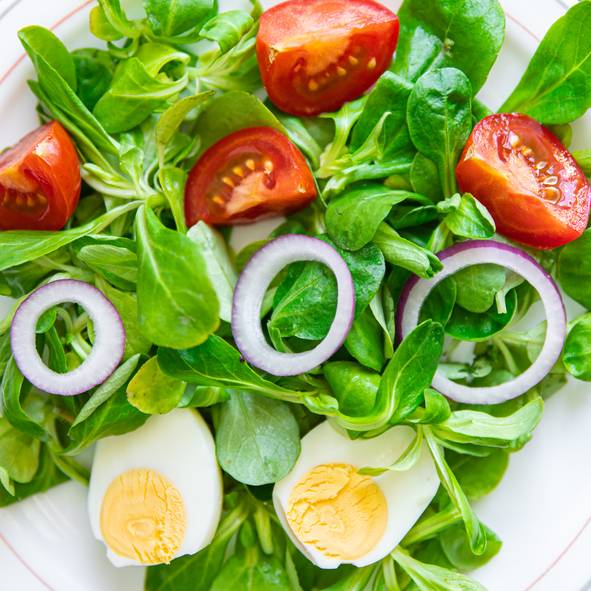 혈당 조절을 위해 아침 식사는 채소, 달걀, 통밀빵 순서로 먹는 게 좋다. 사진=게티이미지뱅크