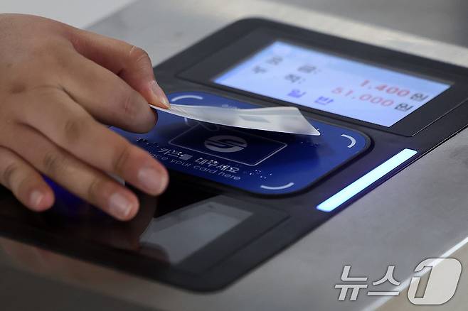 20일 서울의 한 지하철역에서 승객이 교통카드를 찍고 있다. 2025.6.20/뉴스1 ⓒ News1 이동해 기자