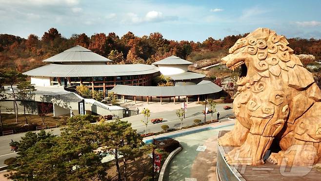 (안동=뉴스1) 김대벽 기자 = 빠듯한 일정 대신 여백 있는 하루, 유명 관광지보다 ‘나만의 무드’를 담을 수 있는 여행을 찾는 흐름 속에서 경북 군위군이 조용히 머무는 여행지로 주목받고 있다.사진은 삼국유사테마파크(군위군 제공. 재판매 및 DB금지)/뉴스1