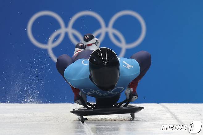 윤성빈이 10일 중국 옌칭 국립 슬라이딩 센터에서 열린 스켈레톤 남자 2차 시기에서 힘차게 출발하고 있다. 2022.2.10/뉴스1 ⓒ News1 안은나 기자