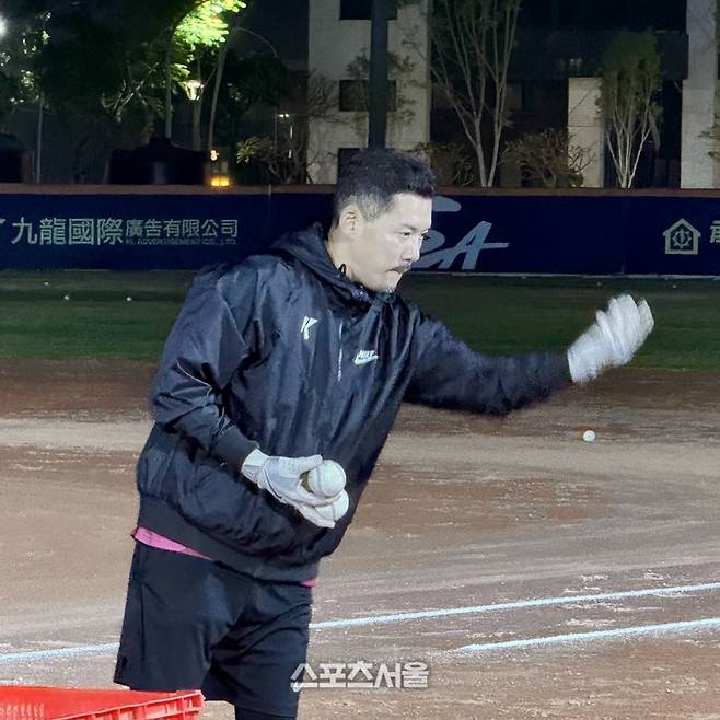 이용규 코치가 선수들에게 티를 올려주는 모습. 가오슝 | 박연준 기자 duswns0628@sportsseoul.com