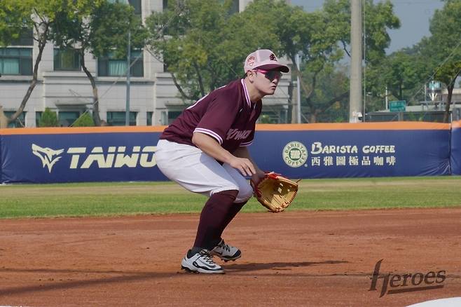 최주환이 펑고 훈련에 임하는 모습. 사진 | 키움 히어로즈