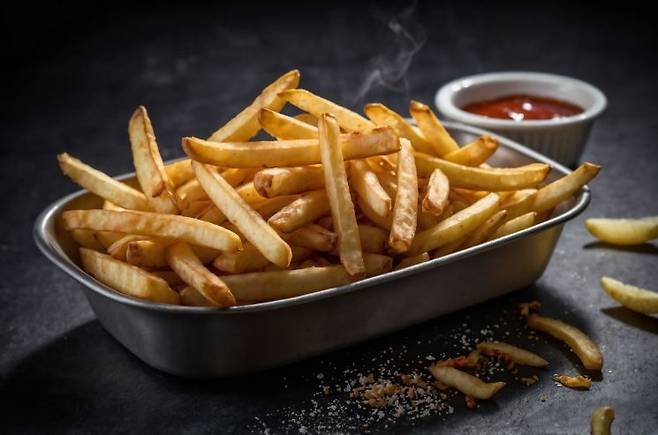 감자튀김만을 함께 먹는 이른바 '감튀 모임'이 MZ세대 사이에서 빠르게 확산하고 있다. 픽사베이