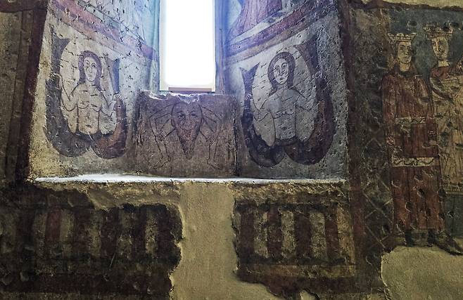 사리오 드 라 투르 성에 남아 있는 벽화. 사이렌 인어(저항할 수 없는 유혹을 의미하는 스타벅스의 로고에 있는 인어)와 악귀를 악귀로 쫓는다는 의미의 괴물이 그려져 있다. /박병원 제공