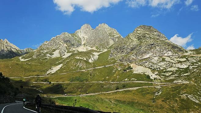 그랑 생 베르나르 고개 올라가는 길. /박병원