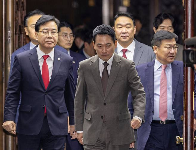 장동혁 국민의힘 대표가 1월 29일 오후 서울 여의도 국회에서 열린 의원총회에 참석하고 있다. /김지호 기자
