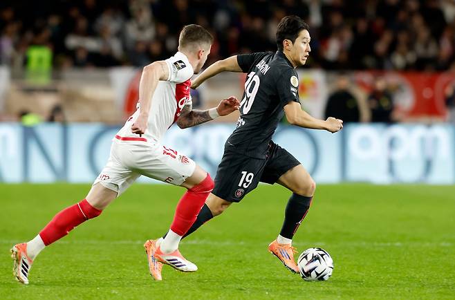 작년 11월 AS 모나코와의 프랑스 리그1 경기에서 활약하고 있는 PSG의 이강인./EPA 연합뉴스