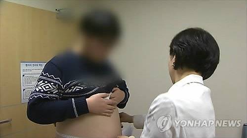 청소년 '설탕 중독' 문제가 심각하다. 식품의약품안전처의 최근 5년간 국민건강영양조사자료(2018~2022)에 따르면 청소년당류 섭취는 전 연령 평균보다 약 1.2배 높은 것으로 나타났다. 사진은 허리 둘레를 재고 있는 청소년. /연합뉴스