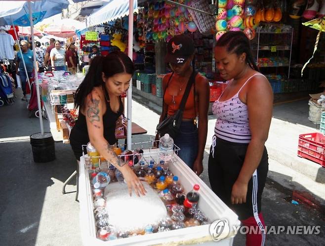 멕시코는 가당음료에 10%의 세금을 부과하고 있다. 사진은 멘시코 몬테레이의 한 시장에서 음료수를 고르고 있는 주민의 모습. /연합뉴스