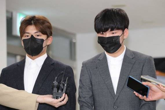 스피드스케이팅 선수 정재웅(왼쪽), 정재원이 8일 오후 서울 송파구 올림픽공원 내 연맹 회의실에서 열린 음주운전 관련 징계 회의에 참석하며 취재진의 질문에 답하고 있다.뉴시스