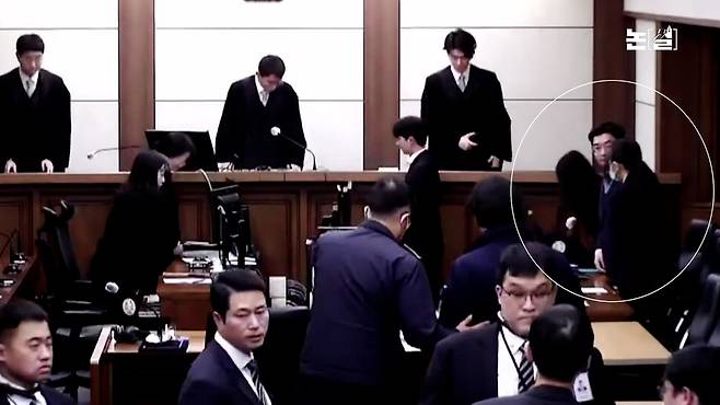 [논썰] ‘김건희엔 연민’ ‘국민엔 모독’ 가득찬 판결, 참을 수 없는 ‘사법 방종’. 한겨레TV