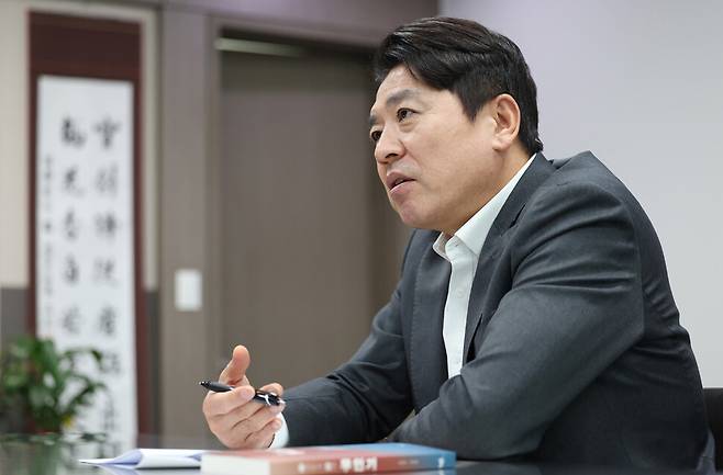 부승찬 더불어민주당 의원이 2026년 1월23일 오전 서울 영등포구 국회의원회관에서 한겨레21과 인터뷰하고 있다. 신소영 기자 viator@hani.co.kr