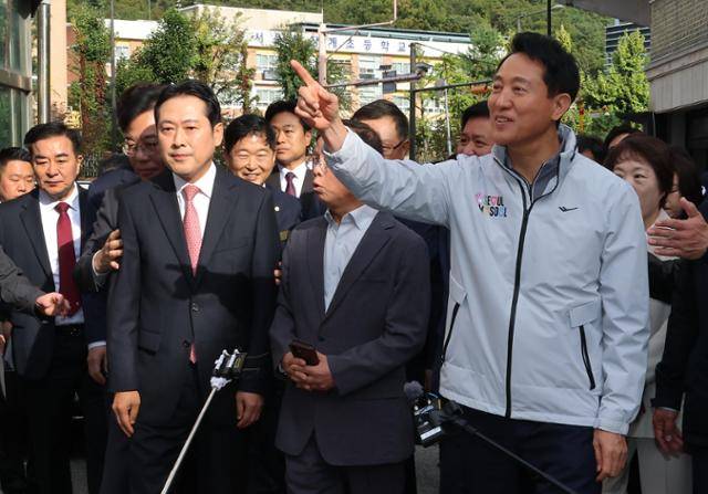 2025년 10월 오세훈 서울시장, 국민의힘 장동혁 당대표, 송언석 원내대표 등이 서울 노원구 상계5 재정비촉진구역에서 열린 국민의힘-서울특별시 부동산 대책 현장 회의에서 현장점검을 하고 있다. 홍인기 기자