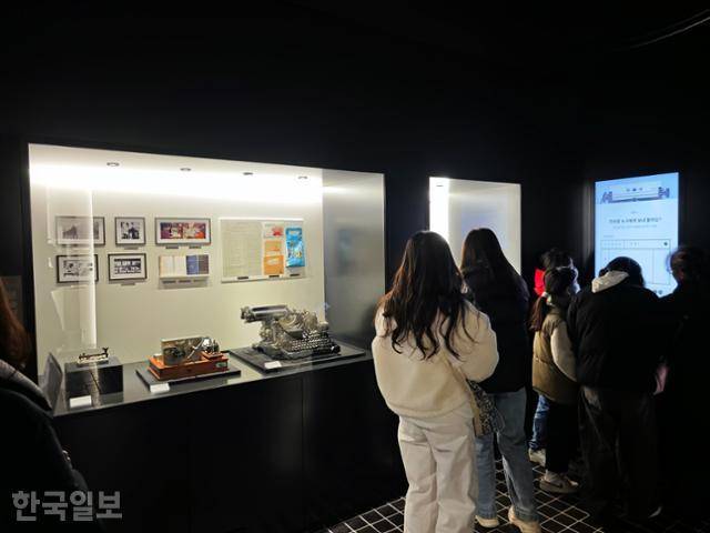 26일 서울 종로구 KT 광화문빌딩 웨스트 2층 '온마루'에서 관람객들이 전보 체험을 하고 있다. 김진욱 기자