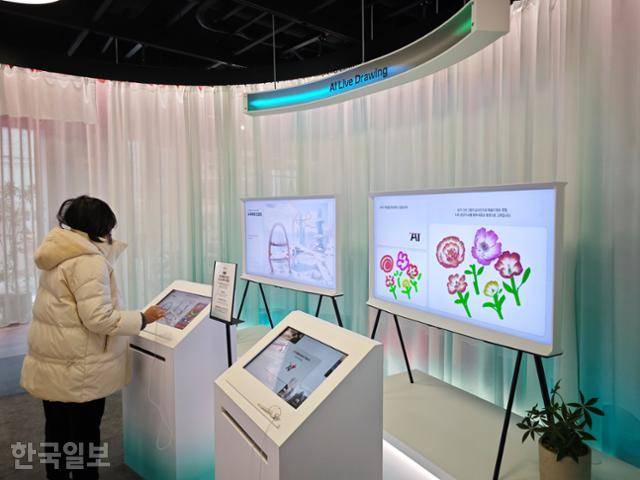 26일 서울 종로구 KT 광화문빌딩 웨스트 2층 '온마루'에 마련된 'AI 라이브 드로잉존'에서 한 관람객이 체험을 하고 있다. 김진욱 기자