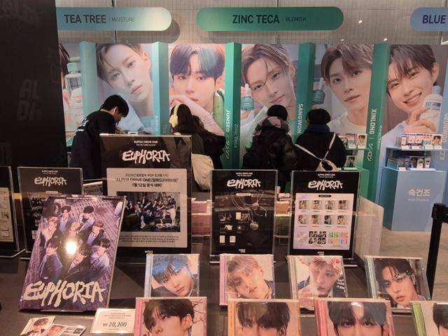 이달 21일 서울 성동구 올리브영N 성수의 신인 보이그룹 '알파드라이브원' 팝업스토어에서 팬들이 각 멤버들의 얼굴이 새겨진 브링그린 제품들을 구경하고 있다. 알디원의 노래가 흐르는 매장에서 팬들은 곳곳에 숨겨진 멤버들의 손 글씨를 보며 반가워했고, 멤버들 사인이 적힌 포토월 앞에서 인증샷을 찍기 바빴다. 최나실 기자