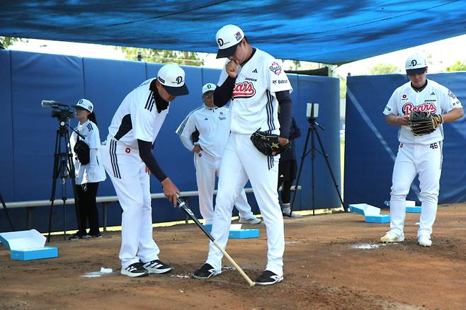 이영하의 불펜 피칭을 보며 스탠스를 교정하고 있는 김원형 감독. 시드니=김식 기자