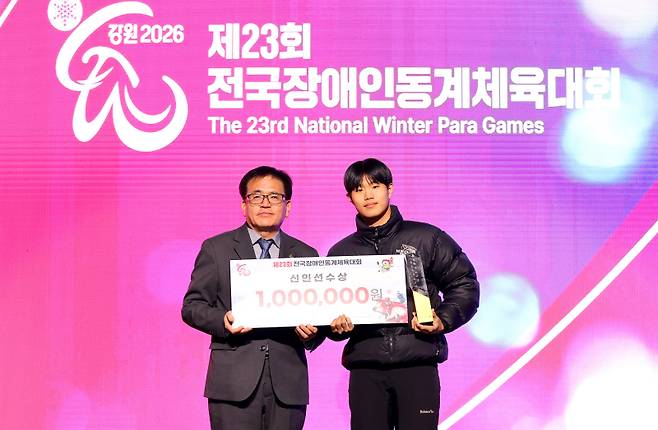 제23회 장애인동계체육대회 신인선수상을 수상한 컬링 황민우. 대한장애인체육회 제공