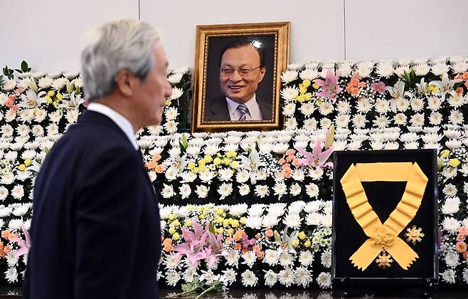 정몽준 아산재단 이사장이 28일 오전 서울 종로구 서울대학교병원 장례식장에 마련된 故 이해찬 전 국무총리의 빈소에서 조문을 하고 있다.2026.01.28. 사진공동취재단