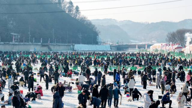 ▲ 2026 화천산천어축제 폐막을 하루 앞둔 31일 새벽부터 축제장을 찾은 관광객들이 산천어 얼음낚시를 즐기고 있다.