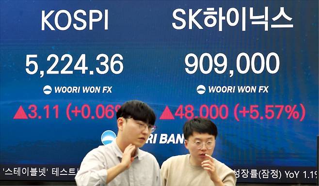 < SK하이닉스가 주도한 증시 > 30일 코스피지수는 0.06% 오른 5224.36으로 마감하며 역대 최고치를 또 찍었다. SK하이닉스 주도로 장중 5300을 넘기도 했다. 서울 중구 우리은행 딜링룸 전광판에 지수와 주가가 표시돼 있다.  /연합뉴스
