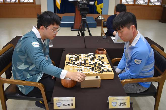 합천 주장 신민준 9단(오른쪽)이 ‘중국 용병’ 투샤오위 9단을 제압하고 팀 승리를 견인했다. 한국기원 제공