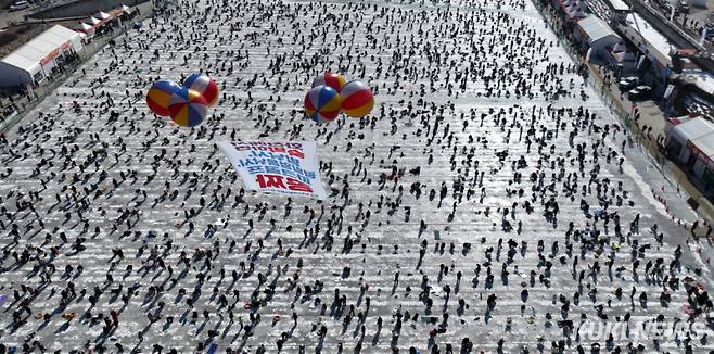 폐막 하루 앞둔 2026 화천산천어축제가 31일 주말을 맞아 발딛을 틈도 없는 인파로 절정을 이뤘다.