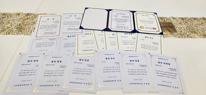 엔지니어로 직무를 전환한 이후 최씨가 받아온 상장들. ‘1위’,  ‘최우수’, ‘명예의 전당’ 등 수상 내역 대부분이 최상위 평가를 의미하고 있었다. 백재연 기자