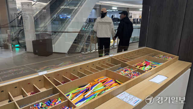 31일 수원 스타필드의 한 문구 판매점에 마련된 DIY 볼펜 만들기 체험 매대. 김소현기자