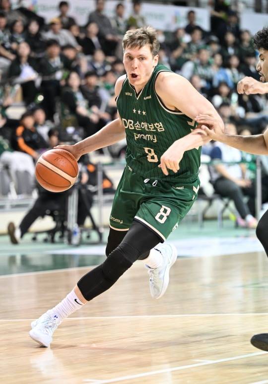 '엘런슨 연장 18점' DB, 한국가스공사와 2차 연장 혈투 끝 승리...공동 2위