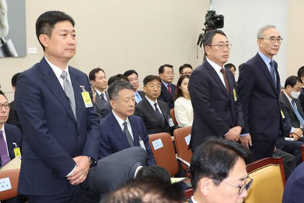 ▲지난 21일 국회 과학기술정보방송통신위원회에서 열린 국정감사에서 통신3사 대표들이 일어서서 위원 질의를 듣고 있다. 왼쪽부터 홍범식 LG유플러스 대표이사, 유영상 SKT 대표이사, 김영섭 KT 대표이사. ⓒ연합뉴스