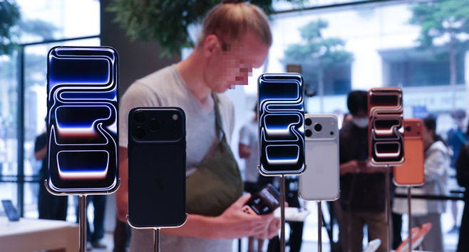 애플의 신제품 아이폰17 시리즈 공식 출시일이었던 작년 9월 서울 중구 애플 명동점에 아이폰 에어와 아이폰17 PRO가 전시돼 있다. [이승환 기자]