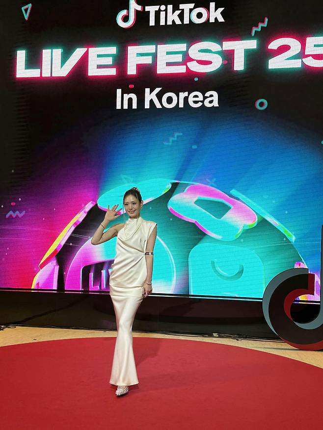 지난 15일 그랜드 하얏트 서울에서 ‘틱톡 라이브 페스트 2025(TikTok LIVE Fest 2025)’에서 대상을 수상한 틱톡 크리에이터 ‘지또먹’이 포즈를 취하고 있다. ﻿올해로 3회째를 맞이한 틱톡 라이브 페스트는 한 해 동안 독창적인 콘텐츠로 틱톡 라이브 생태계를 풍성하게 만든 크리에이터와 에이전시의 성과를 기념하는 틱톡 라이브의 연례행사다. 틱톡코리아