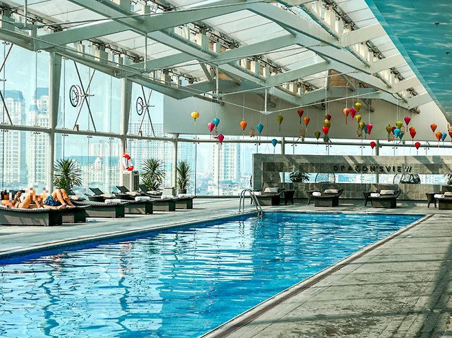 8층 호텔 내 수영장 / 사진=권효정 여행+ 기자