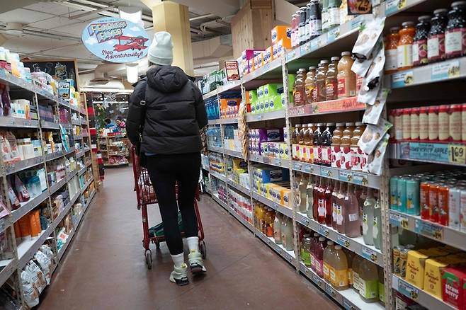 미국 한 마트에서 고객이 장을 보는 모습 [사진 출처 = AFP 연합뉴스]