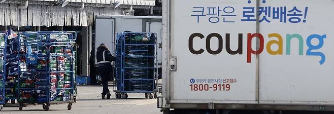 서울의 한 쿠팡 물류센터에서 배송작업을 하고 있다. [김호영 기자]