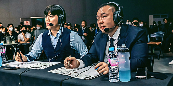 홍석현 캐스터와 이둘희 해설위원이 종합격투기 단체 ‘블랙컴뱃’ 대회 유튜브 생중계를 진행하고 있다. 사진=본인 제공