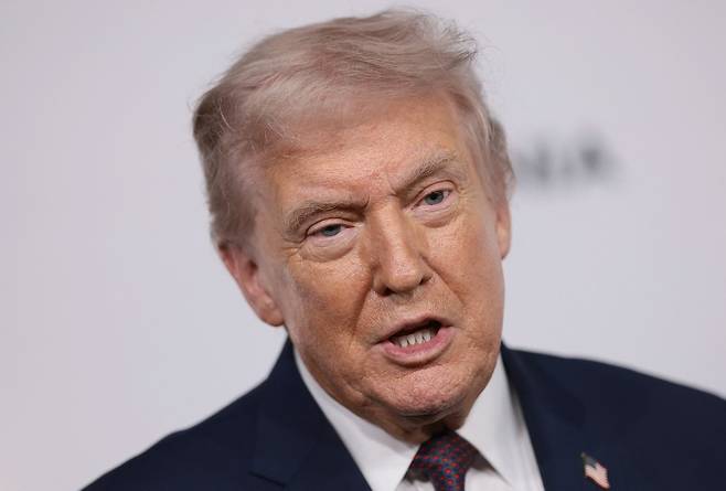 도널드 트럼프 미국 대통령이 29일(현지시간) 트럼프 케네디 센터에서 열린 아마존 MGM의 다큐멘터리 영화 '멜라니아' 행사에 참석 중인 모습./AFPBBNews=뉴스1