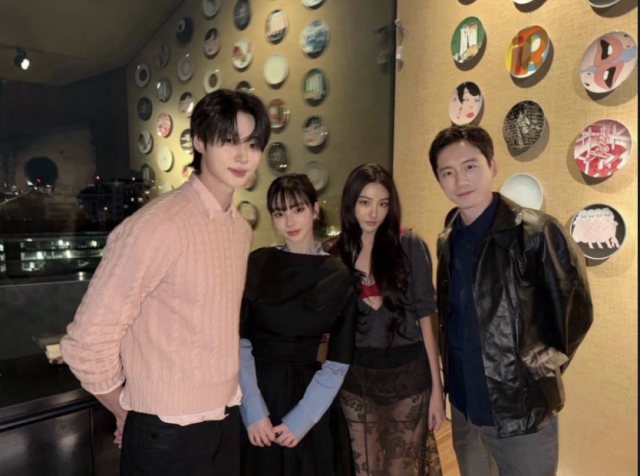 카리나가 배우 변우석과 함께 설레는 투샷으로 화제를 모았다. / 카리나 SNS