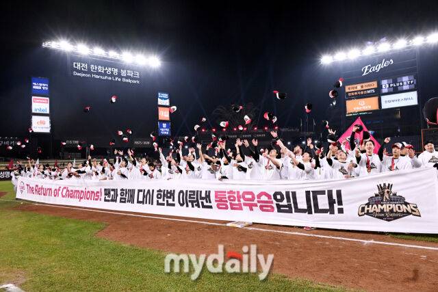 31일 오후 대전 한화생명 볼파크에서 진행된 '2025 신한 SOL Bank KBO 한국시리즈 5차전' LG트윈스-한화 이글스와의 경기. LG가 4-1로 승리해 통합 우승을 차지한 뒤 팬들 앞에서 세리머니를 펼치고 있다./마이데일리