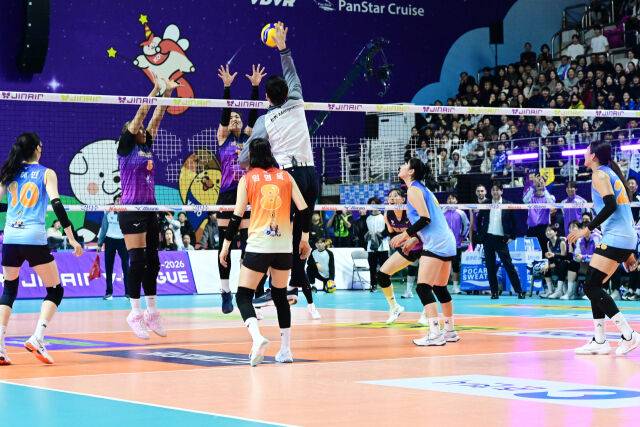 현대캐피탈 선수 출신인 송인석 주심이 공격을 시도하고 있다. / 한국배구연맹(KOVO)